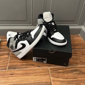 Air Jordan 1 Mid white/black- LT smoke grey size 7 men’s
